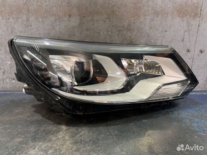 Фара ксенон правая Volkswagen Tiguan NF