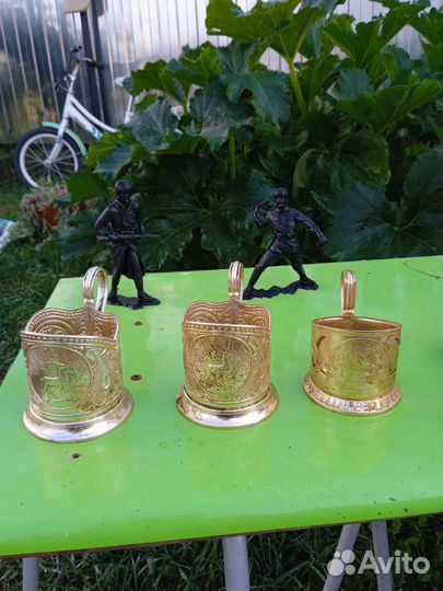 2 солдатика пласмасовых и 3 подстаканника