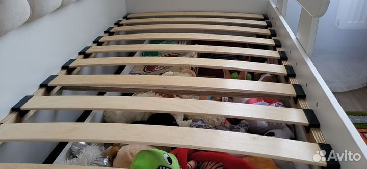 Детская кровать с мягкой спинкой