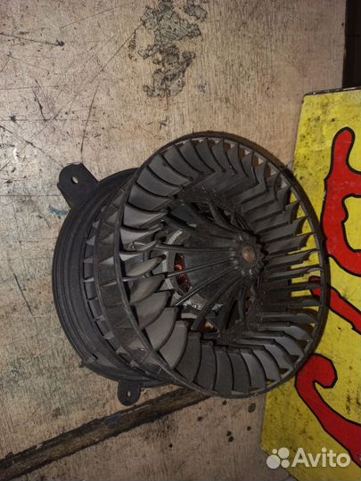 Моторчик (вентилятор) печки Mercedes 190 (W201)