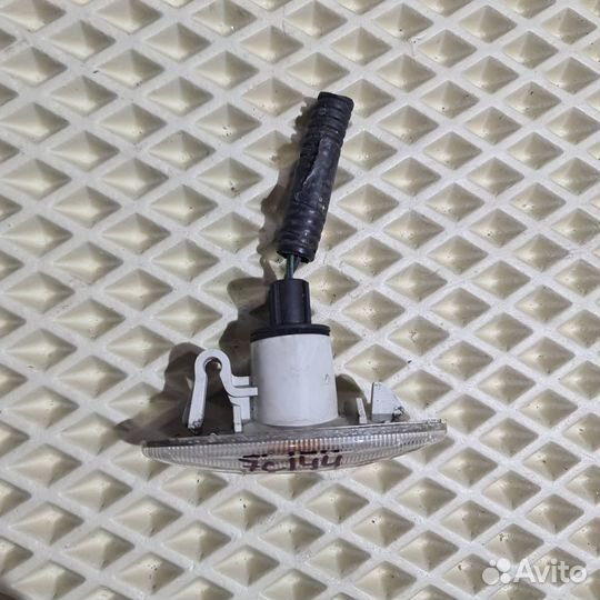 Повторитель поворота правый Nissan Qashqai J10