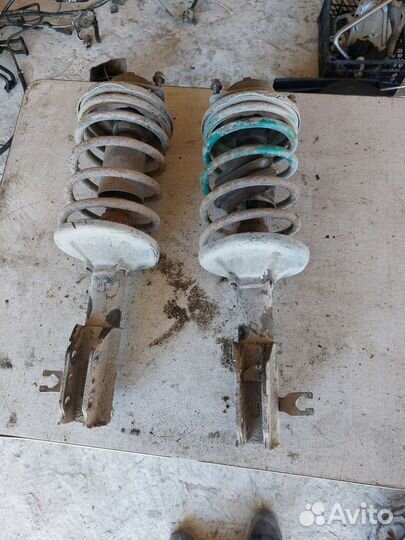 Стойка передняя в сборе Mazda 323 BA