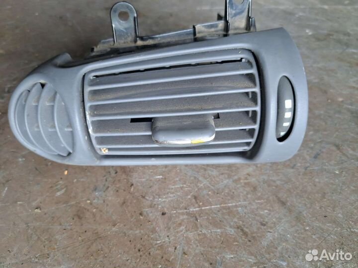 Дефлектор правый на Mercedes W203 C180