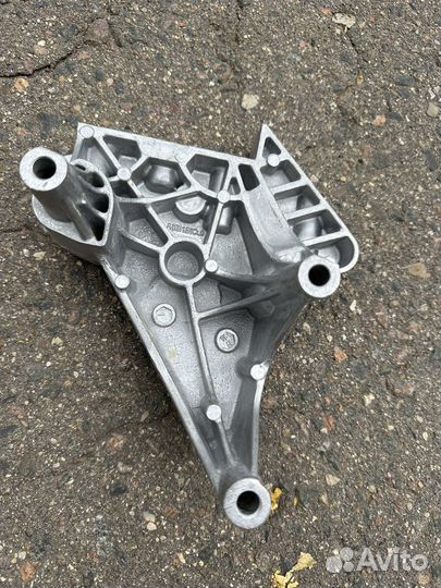 Кронштейн двигателя правый VAG