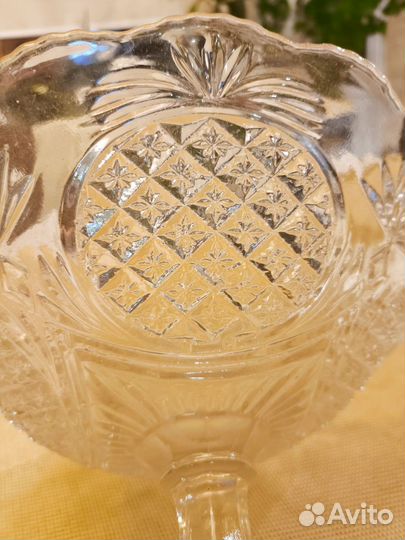 Ваза для фруктов на ножке