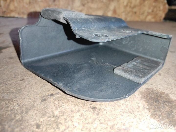 Защитный кожух передний правый Ford Transit