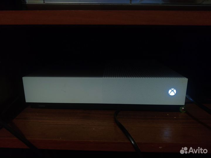 Xbox one s 1tb +61 игра