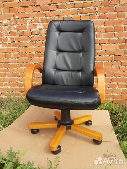 Кожаное кресло руководителя