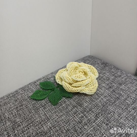 Брошь-цветок из бисера 