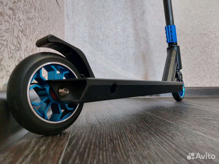 Трюковой самокат синий