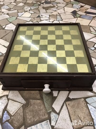 Старый ящик для шашек и шахмат