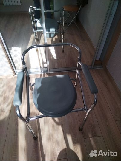 Санитарное кресло туалет