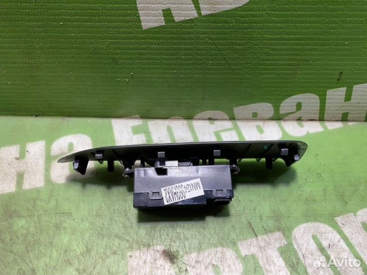 Кнопка стеклоподъемника передняя правая Mitsubishi