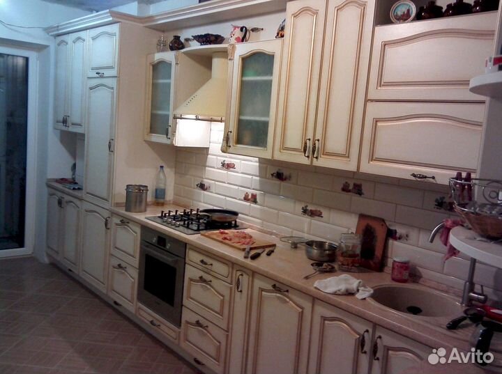 Кухня прямая в потолок