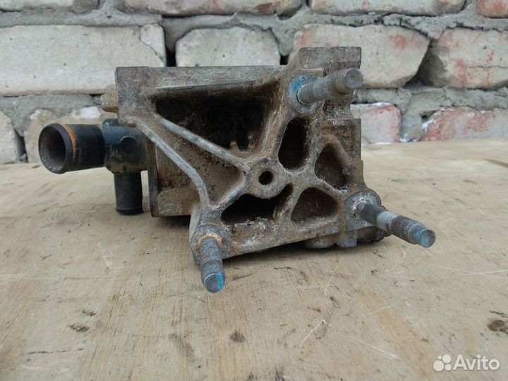 Корпус помпы опора двигателя Пежо Партнёр