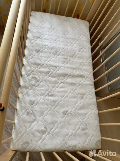 Детская кроватка с маятником