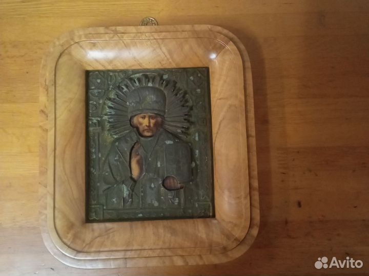 Старинные иконы в киоте