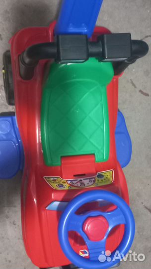 Машинка каталка толокар с ручкой и подножками