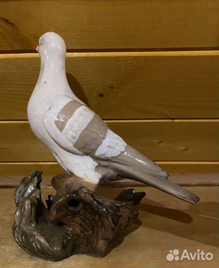 Гжель. Фарфоровая статуэтка. Голубь на ветке