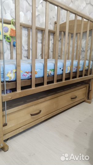 Кроватка с маятником, ящиком для белья и матрасом