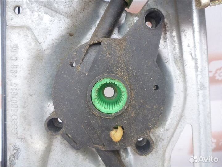 Направляющая стекла передняя правая Skoda Octavia