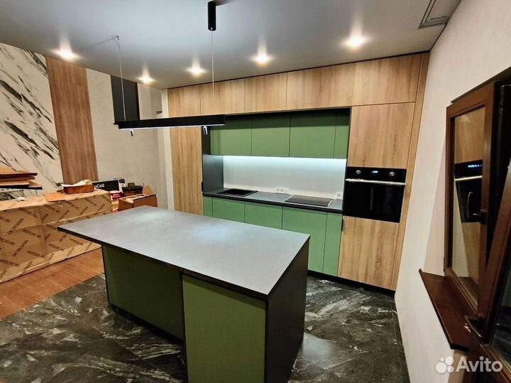 Угловая в потолок, с островом кухня на заказ