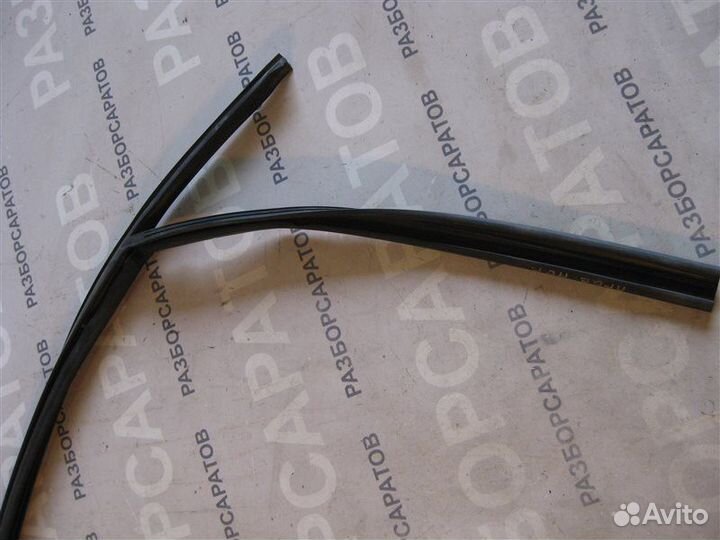 Уплотнитель стекла двери передний правый Nissan