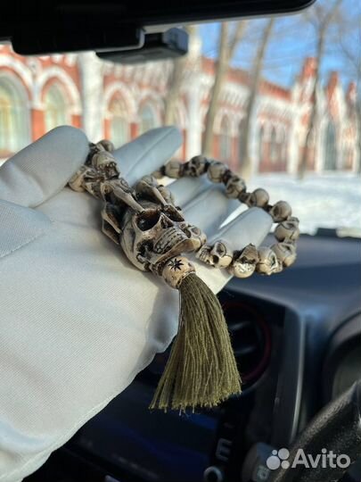 Четки подвесные ручной работы в авто череп