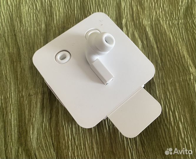 Правый наушник AirPods Pro