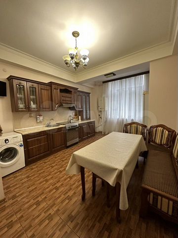 3-к. квартира, 90 м², 1/8 эт.