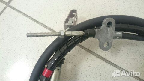 Трос ручного тормоза