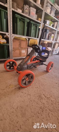 Детская педальная машина berg