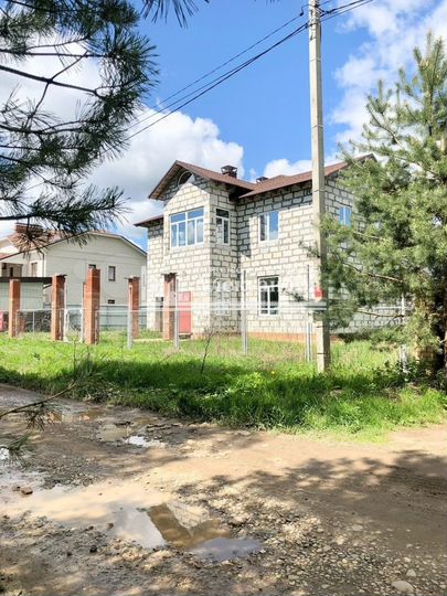 Дом 298 м² на участке 15 сот.