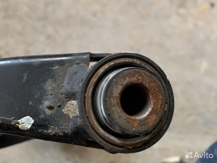 Передний правый рычаг Subaru Forester SG