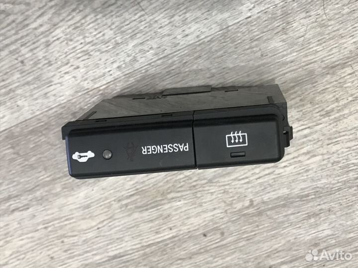 Кнопка обогрева заднего стекла Toyota Avensis II