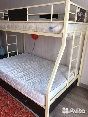 Двухъярусная кровать с двумя лестницами