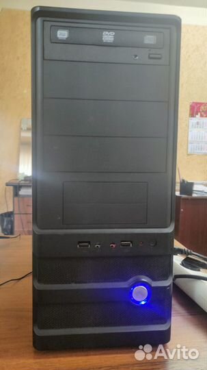 Офисный компьютер с монитором