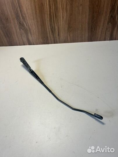 Поводок стеклоочистителя передний правый LADA