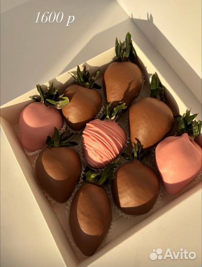 Клубника и финики в шоколаде