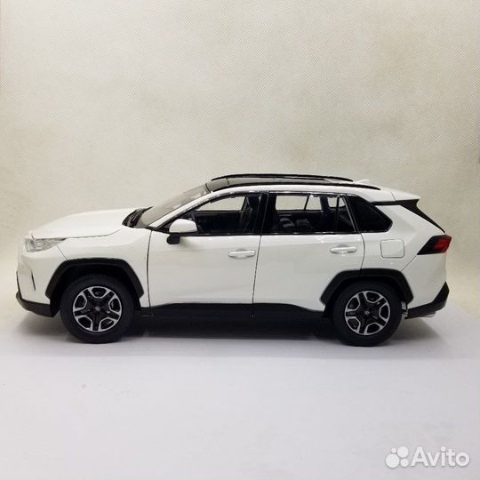 Модель Toyota RAV 4 в масштабе 1/18