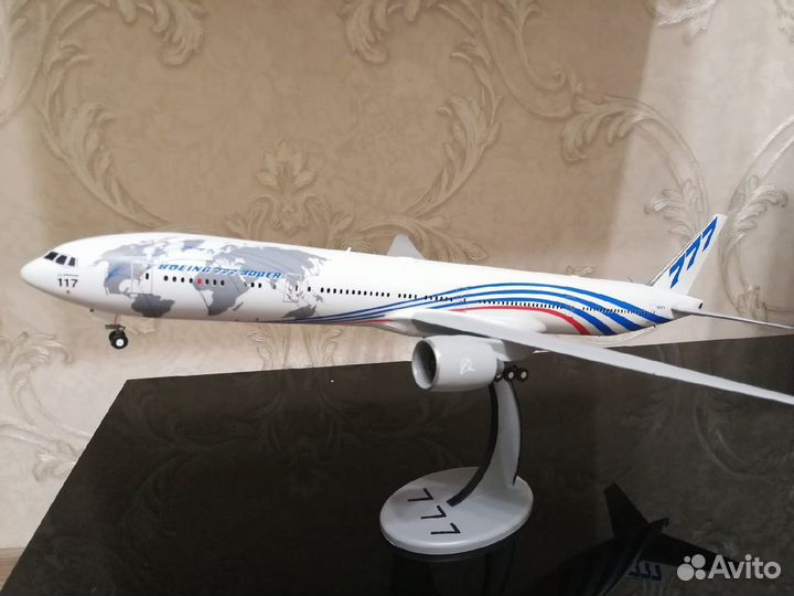 Модель Boeing 777 1/144