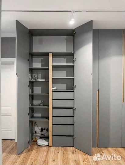 Шкаф распашной современный