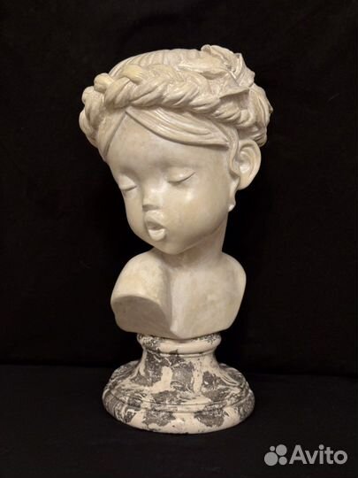 Скульптура бюст девочки