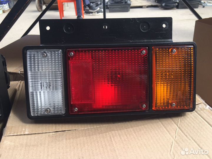 Фонарь задний Isuzu ELF