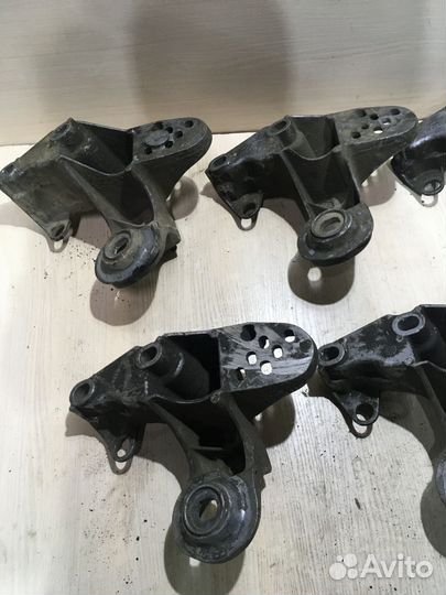 Кронштейн опоры двигателя Пассат Б5 4B0199351