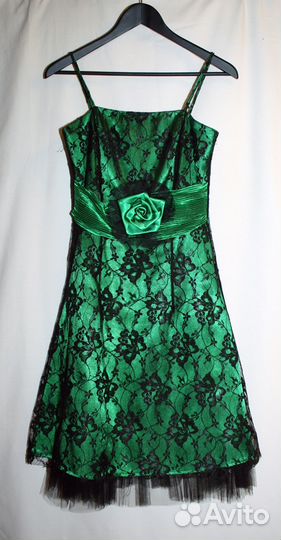 Атласное вечернее платье с кружевом