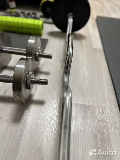 Скамья для жима со стойками штангой гантели W гриф