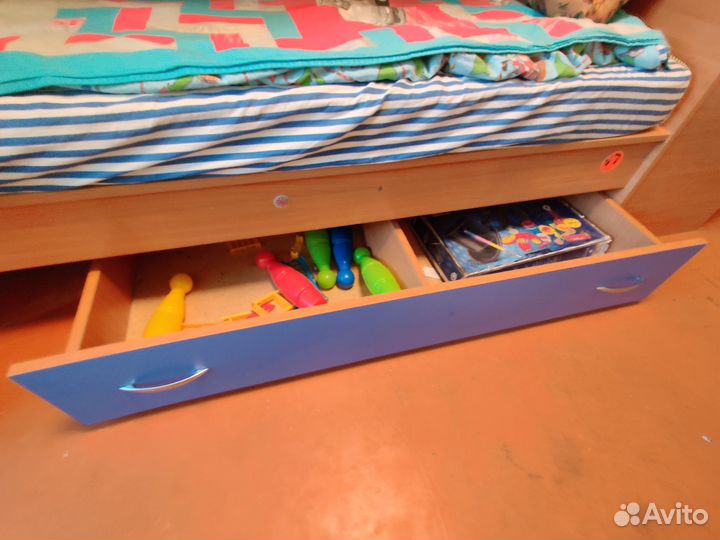 Кровать двухьярусная с матрасами