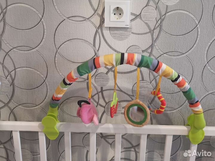 Дуга с игрушками на коляску