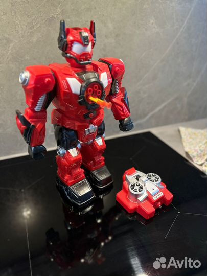 Интерактивный робот на пульте управления